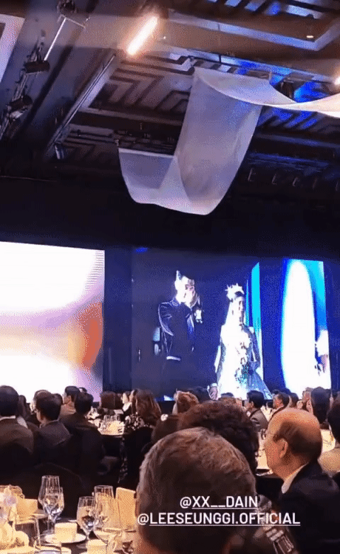 Toàn cảnh đám cưới 2 tỷ của Lee Seung Gi: Khách mời quyền lực như lễ trao giải, lễ đường lộng lẫy, chú rể quỳ xuống hát tặng cô dâu ca khúc đặc biệt - Ảnh 21.