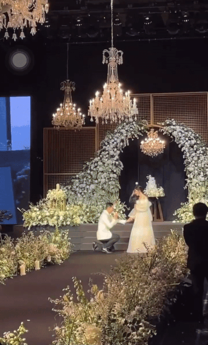 Đám cưới Lee Seung Gi - Lee Da In hoá concert: Chú rể quỳ hát tặng cô dâu, Lee Hong Ki gây sốt với nhạc phim The Heirs - Ảnh 4.