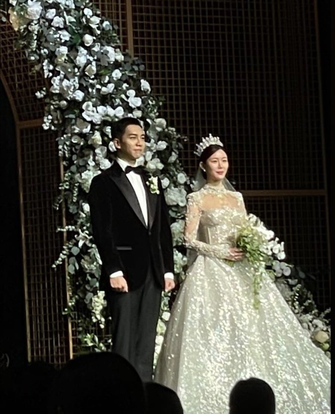 Lee Seung Gi giữ đầu trọc, xúc động nắm chặt tay Lee Da In trong ngày cưới - Ảnh 3.