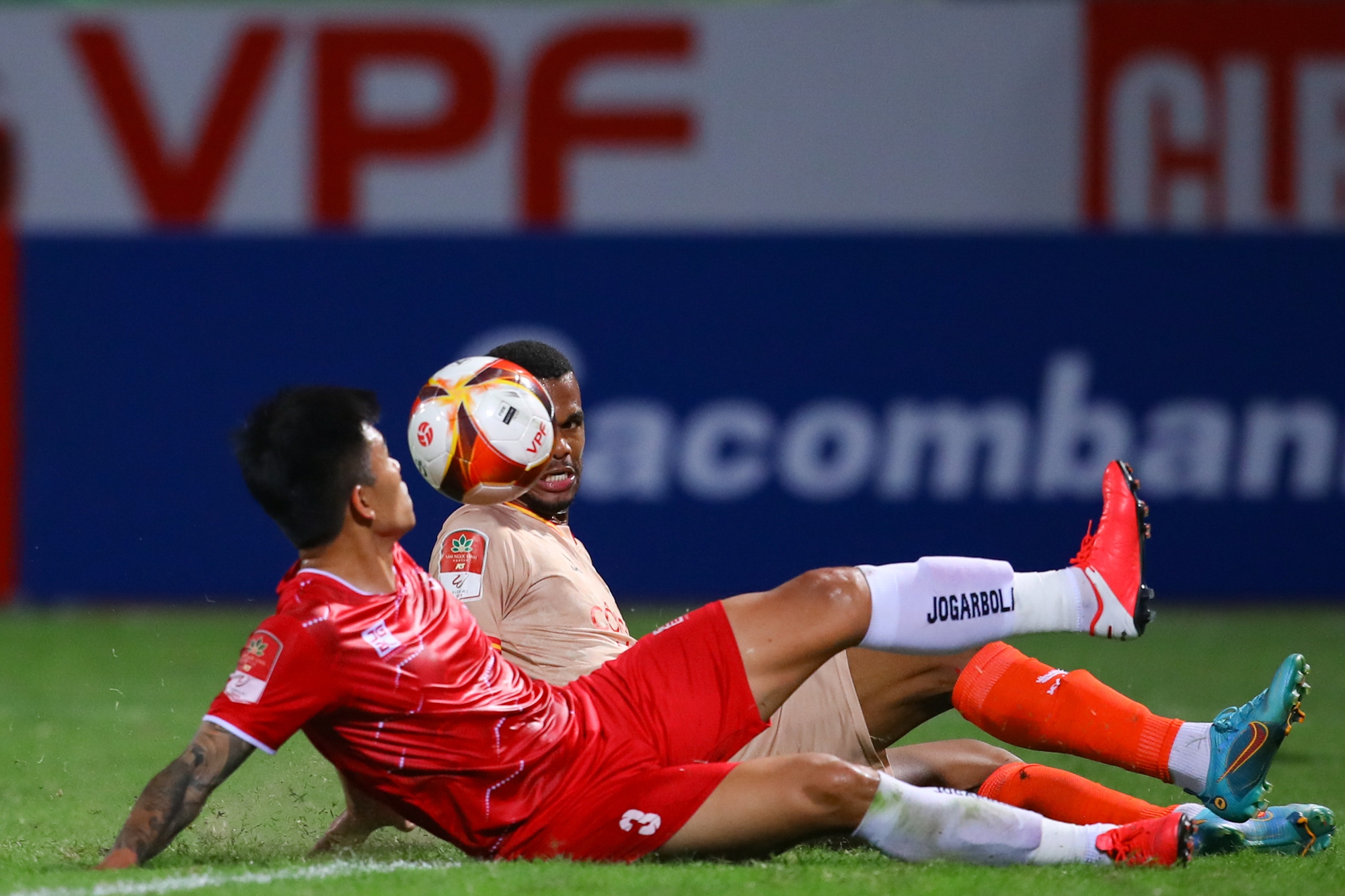 Ăn mừng thú vị, sao Việt kiều vẫn chưa được hưởng niềm vui trọn vẹn ở V-League - Ảnh 4.