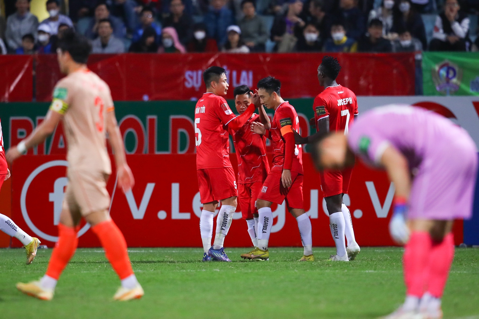 Ăn mừng thú vị, sao Việt kiều vẫn chưa được hưởng niềm vui trọn vẹn ở V-League - Ảnh 8.