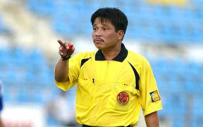 VFF bênh trọng tài Trương Hồng Vũ, cựu còi vàng FIFA: Dùng trọng tài như thế là kéo tụt bóng đá Việt Nam! - Ảnh 3.
