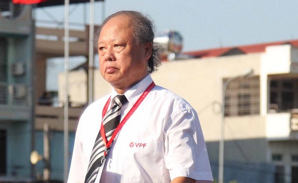 VFF bênh trọng tài Trương Hồng Vũ, cựu còi vàng FIFA: Dùng trọng tài như thế là kéo tụt bóng đá Việt Nam! - Ảnh 2.