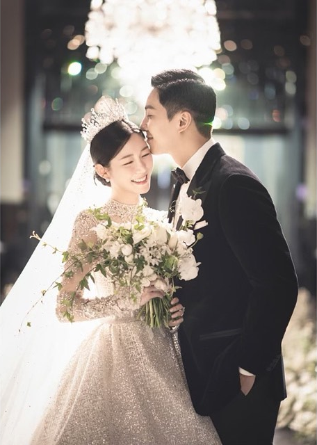 Công bố ảnh cưới đẹp như mơ của Lee Seung Gi: Cô dâu cười tít mắt, chú rể có cử chỉ ngọt ngào muốn &quot;trụy tim&quot; - Ảnh 3.
