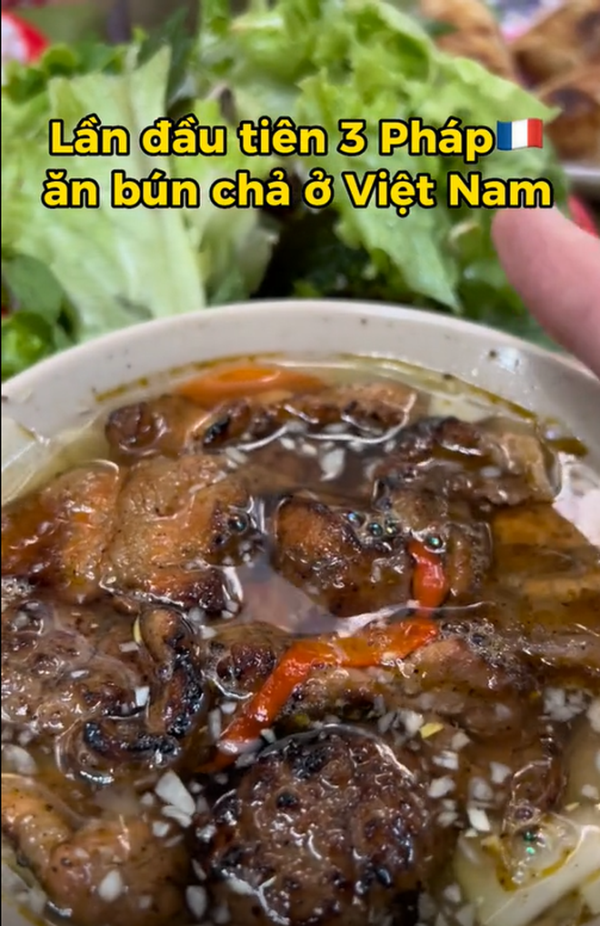 Khách Tây lần đầu thưởng thức những món ăn với nước mắm ở Việt Nam: Có người còn uống cạn! - Ảnh 1.