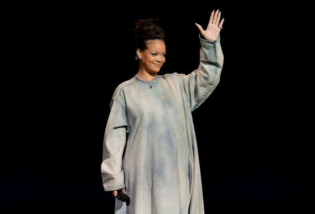 Rihanna lồng tiếng cho Tí cô nương trong 'The Smurfs' - Ảnh 5.