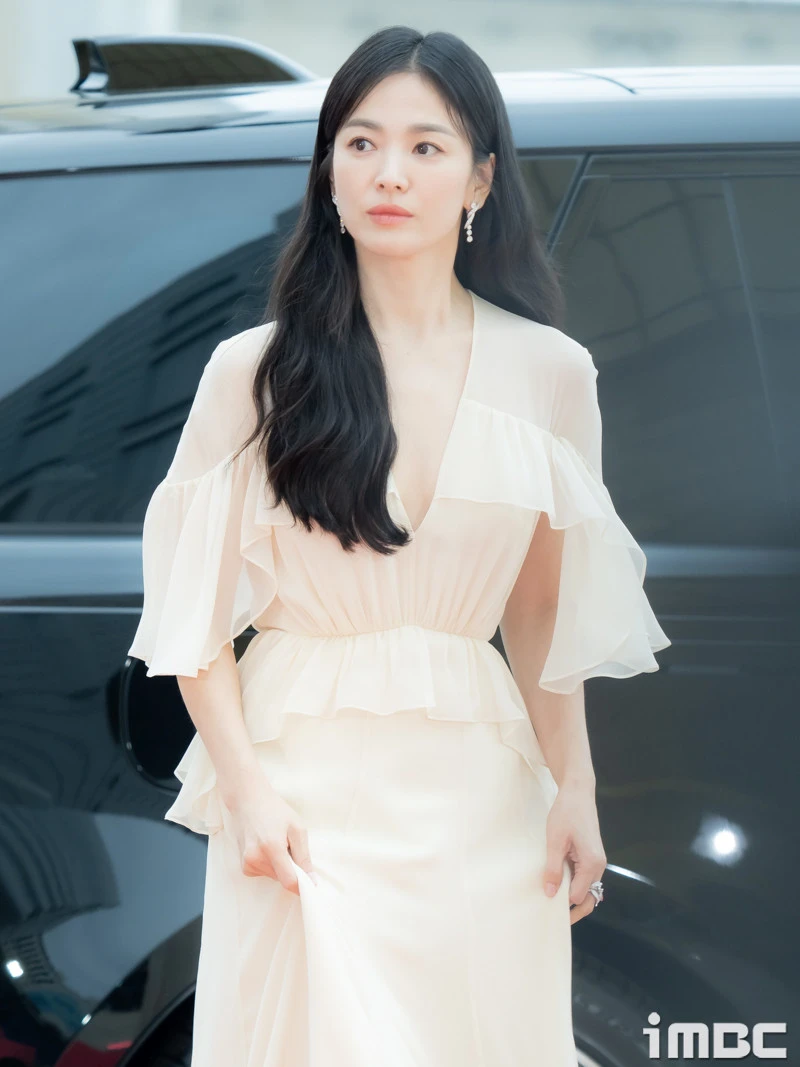 Song Hye Kyo, IU đeo trang sức tiền tỷ dự Baeksang 2023, ai đầu tư hơn? - Ảnh 3.
