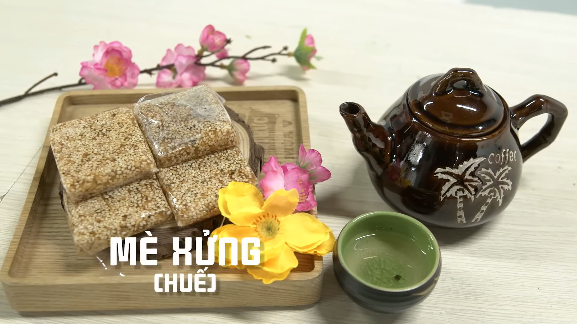 Khách Tây nếm thử đặc sản vùng miền Việt Nam: Đặc sản của Hà Tĩnh có cái tên lạ tai được ví giống như pizza - Ảnh 5.