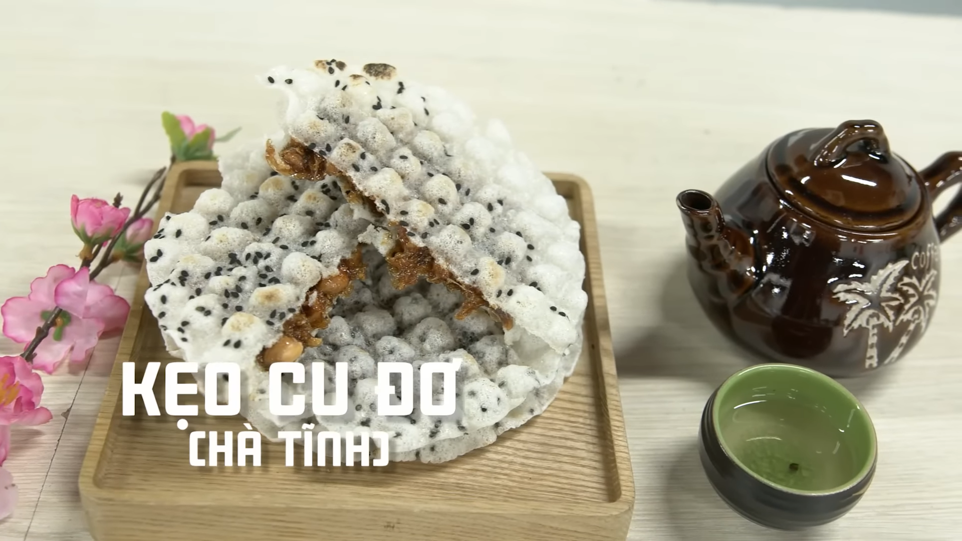 Khách Tây nếm thử đặc sản vùng miền Việt Nam: Đặc sản của Hà Tĩnh có cái tên lạ tai được ví giống như pizza - Ảnh 7.