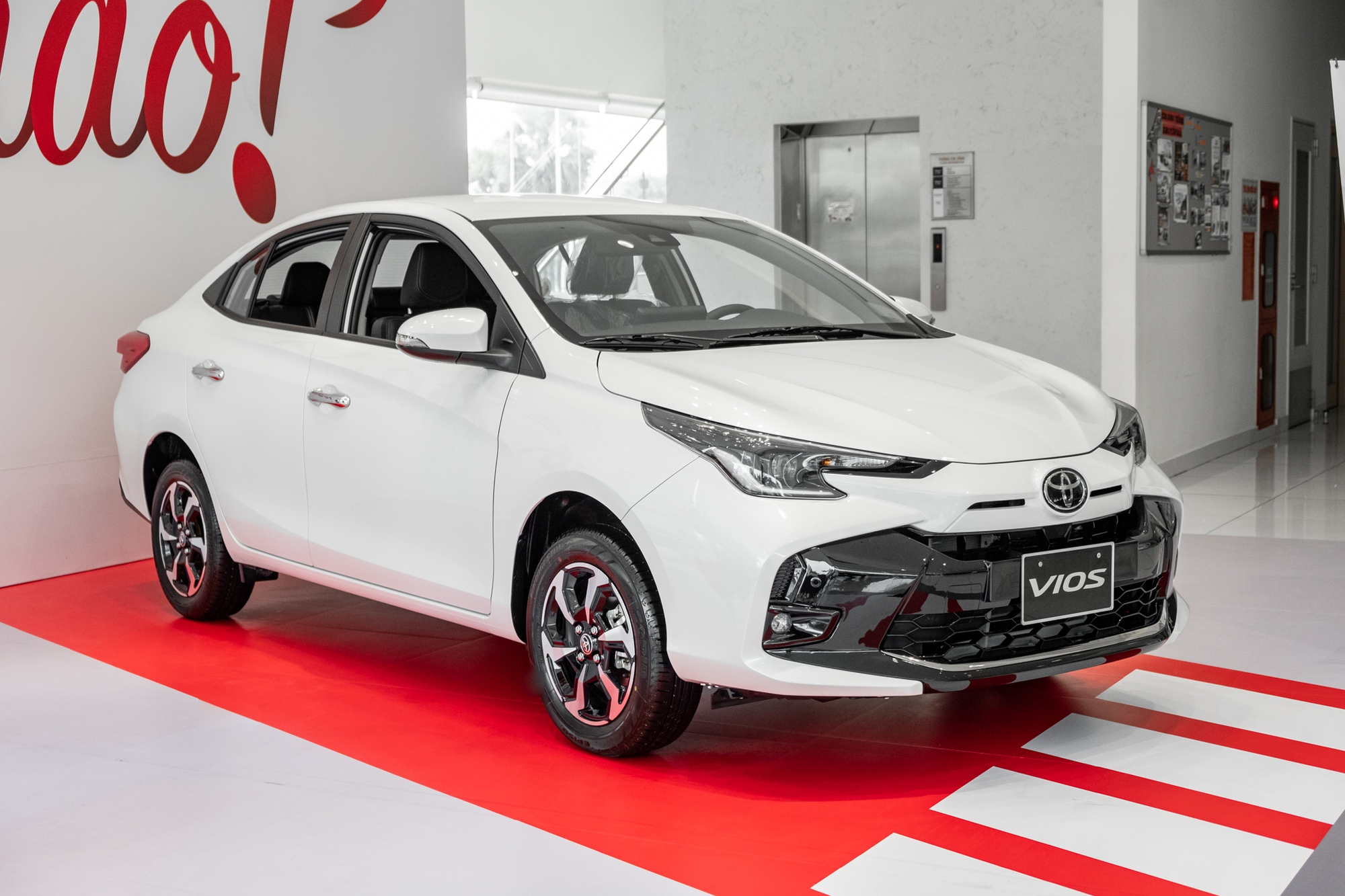 Toyota Vios 2023 chốt giá từ 479 triệu đồng tại Việt Nam: Thêm trang bị nhưng rẻ hơn, bản base hạ giá còn gần ngang Accent - Ảnh 2.