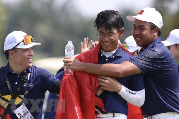 Đồng đội chia sẻ niềm vui với VĐV Lê Khánh Hưng sau khi giành HCV đầu tiên cho đội tuyển Golf Việt Nam tại SEA Games 32. (Ảnh: TTXVN)