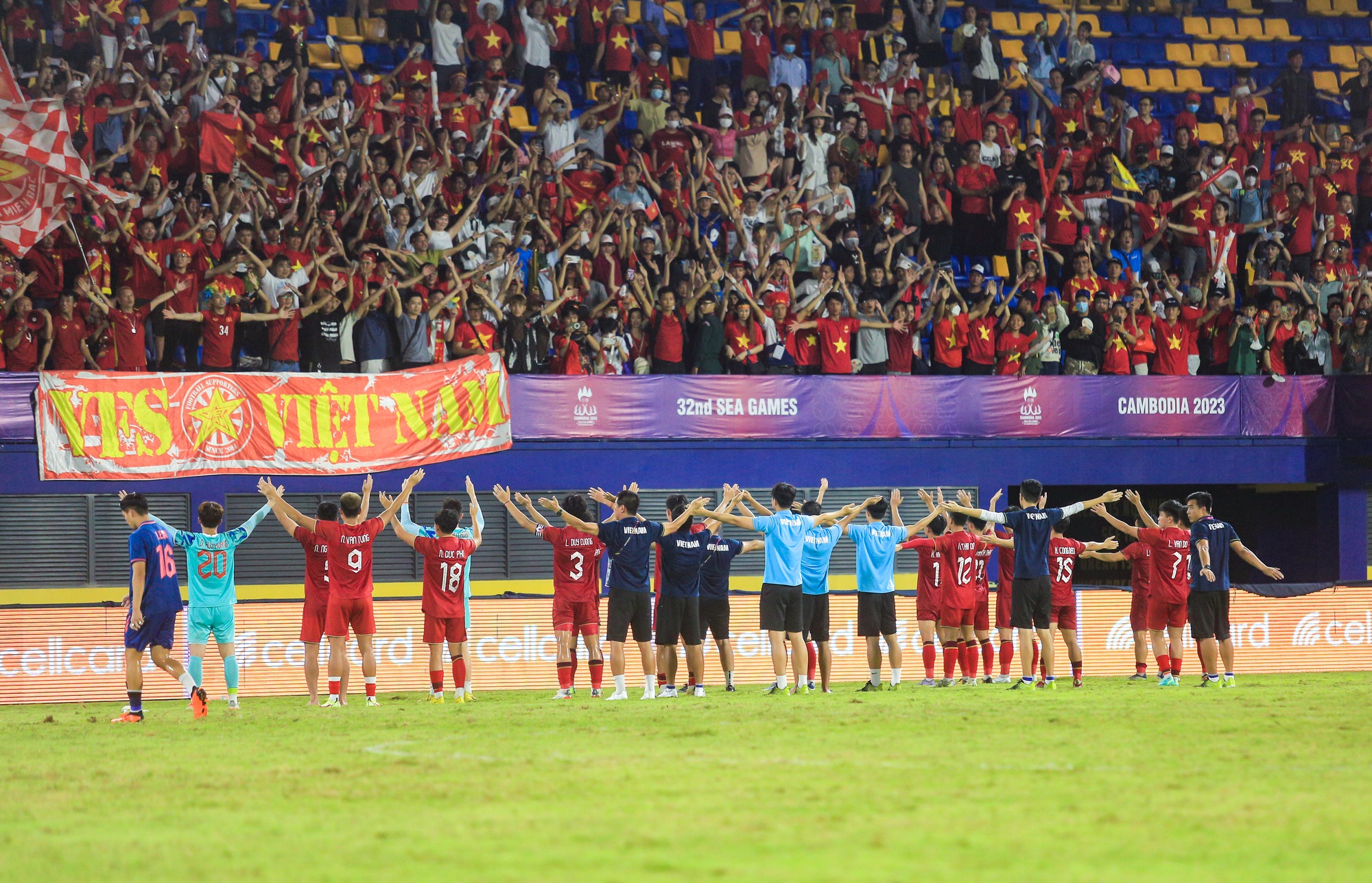 HLV Troussier họp khẩn trên sân sau trận hòa U22 Thái Lan tại SEA Games 32