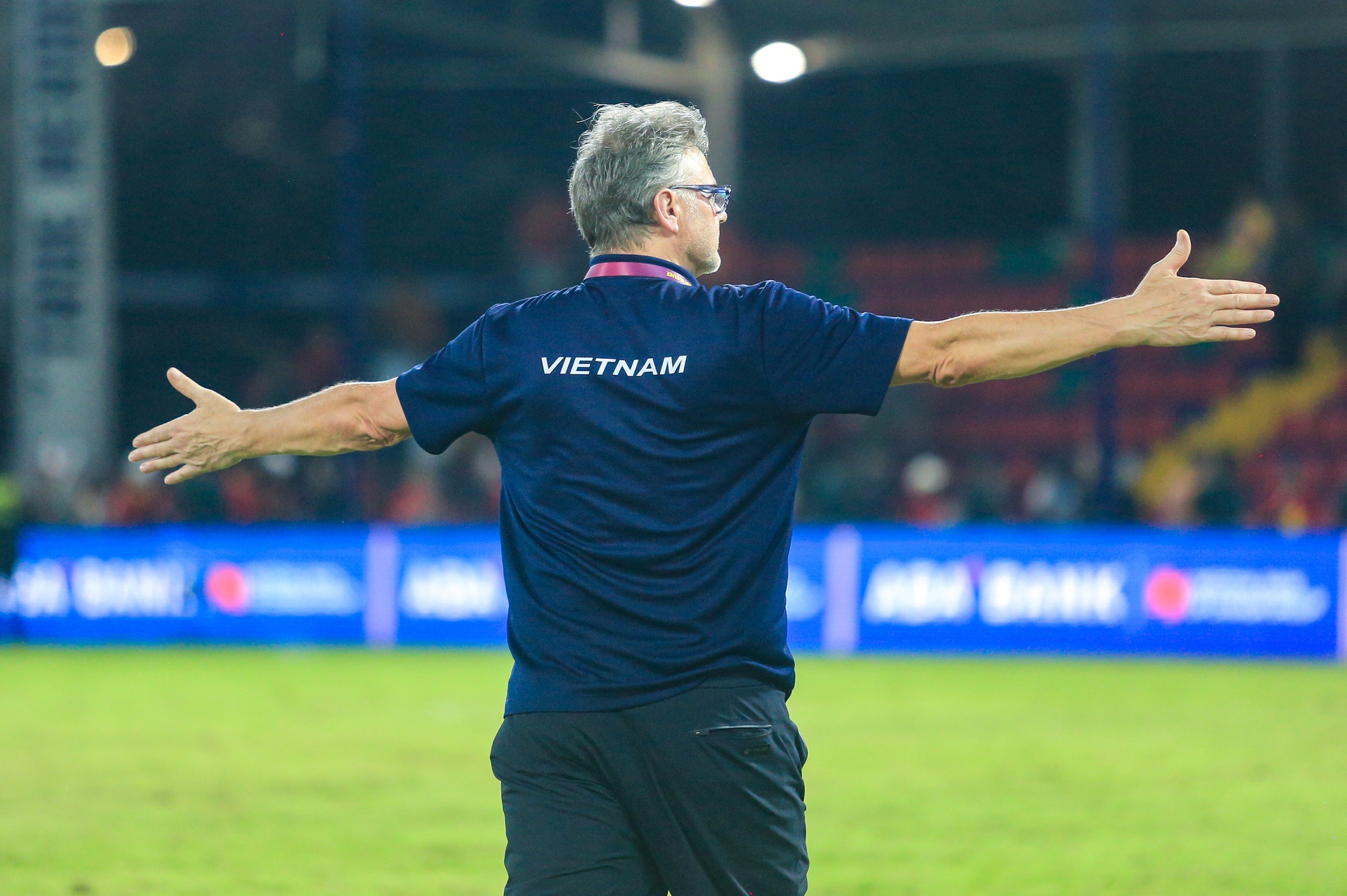 HLV Troussier họp khẩn trên sân sau trận hòa U22 Thái Lan tại SEA Games 32