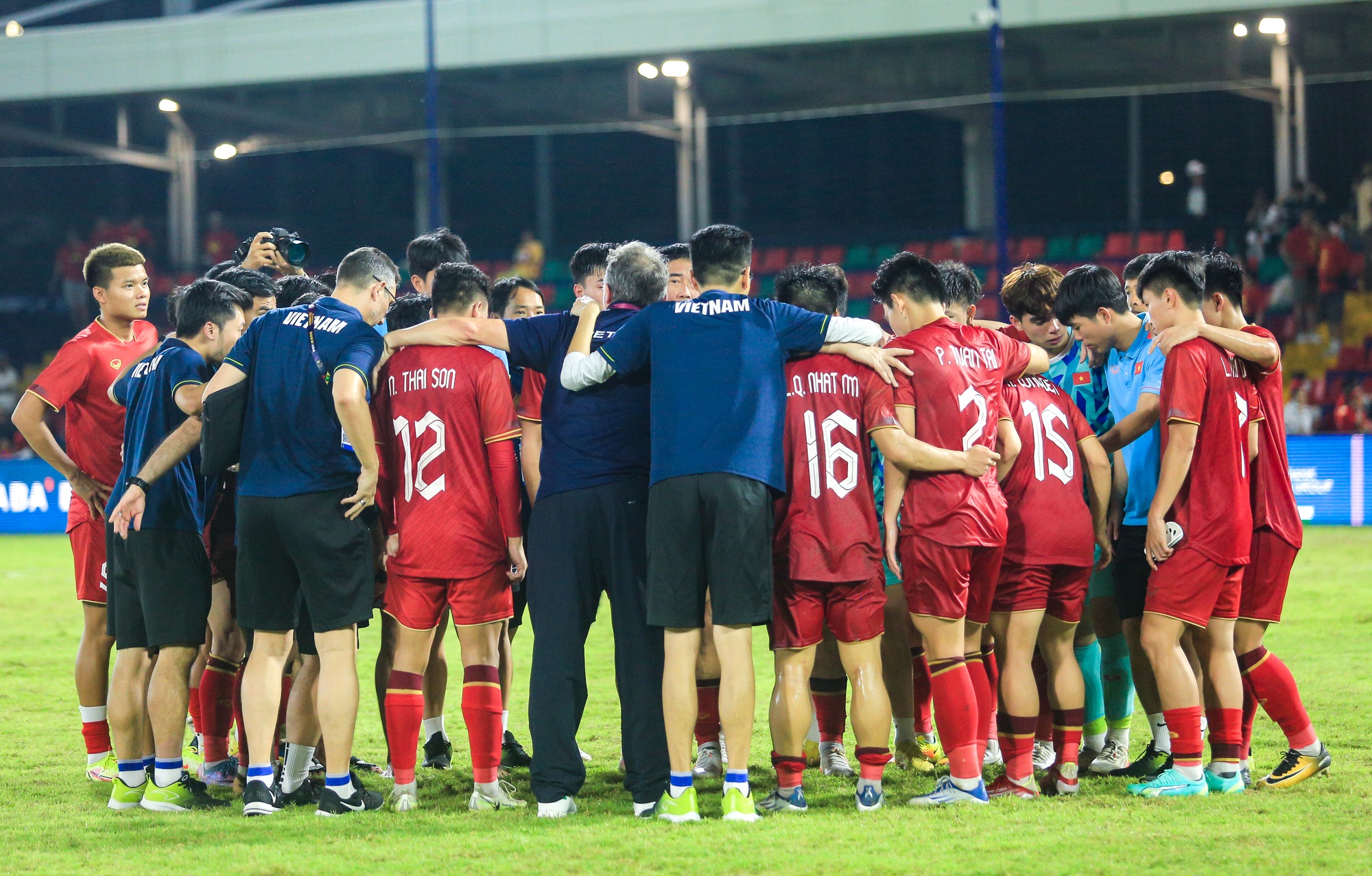 HLV Troussier họp khẩn trên sân sau trận hòa U22 Thái Lan tại SEA Games 32
