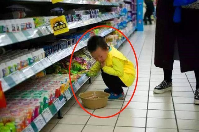 Con trai 4 tuổi bị tố trộm đồ siêu thị, nhân viên đòi khám người: Bà mẹ nói một câu lập tức được cho về! - Ảnh 1.
