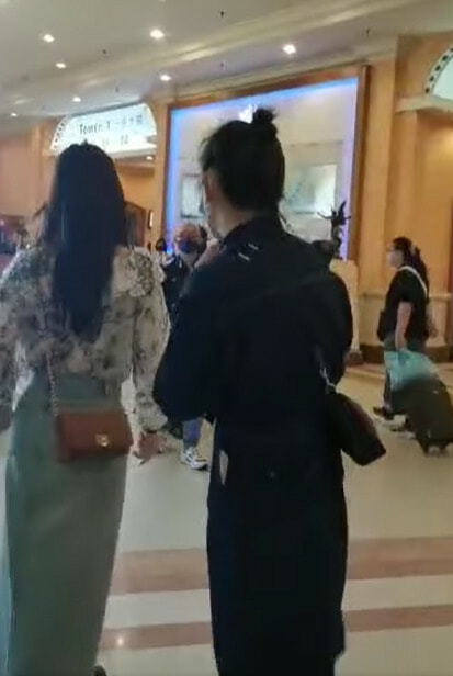 Malaysia: Chỉ vài giây mềm lòng, người đàn ông trung tuổi suýt mất tiền với 2 nữ siêu lừa ở trung tâm thương mại - Ảnh 1.