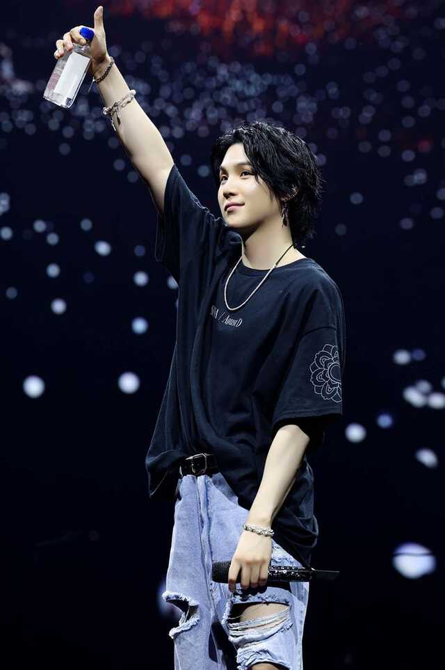 Thỏi son bỗng chốc cháy hàng nhờ một quy định đặc biệt trong concert của Suga (BTS) - Ảnh 1.