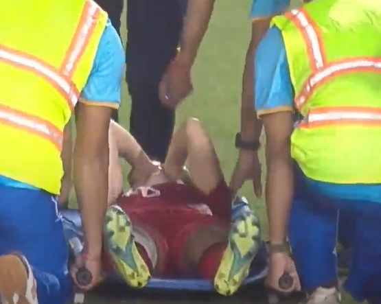 Cầu thủ nữ Việt Nam ôm mặt khóc vì chấn thương, được đưa đi cấp cứu ngay trong trận chung kết SEA Games 32 gặp Myanmar - Ảnh 3.
