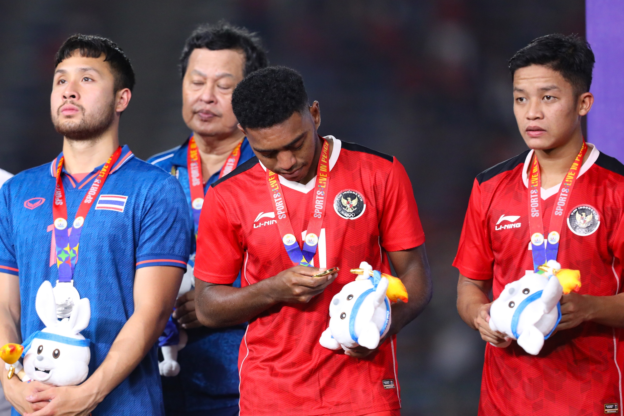 Beckham của Indonesia bật khóc nức nở trong trận chung kết kỳ lạ bậc nhất lịch sử SEA Games - Ảnh 7.