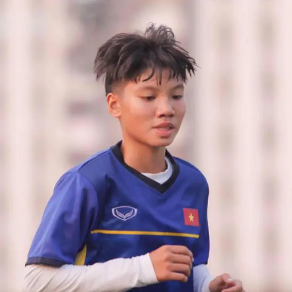 Vũ Thị Hoa nhận thưởng 50 triệu đồng: Phần thưởng cho nghị lực của nữ tuyển thủ mất bố năm 17 tuổi, đi đá bóng lấy tiền nuôi 3 em - Ảnh 5.