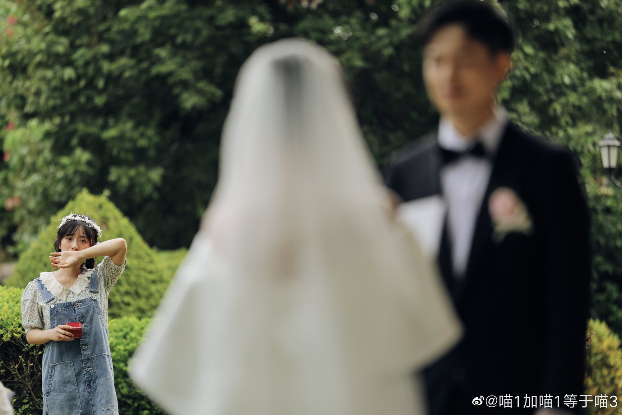 Thẩm Nguyệt (Vườn Sao Băng) biến hôn lễ bạn thân thành cảnh phim, khóc cũng đẹp như poster điện ảnh - Ảnh 2.