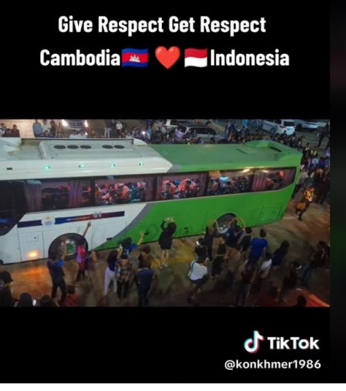 Thắng U22 Việt Nam, U22 Indonesia liền bị CĐV Campuchia chặn xe vì lý do bất ngờ - Ảnh 2.