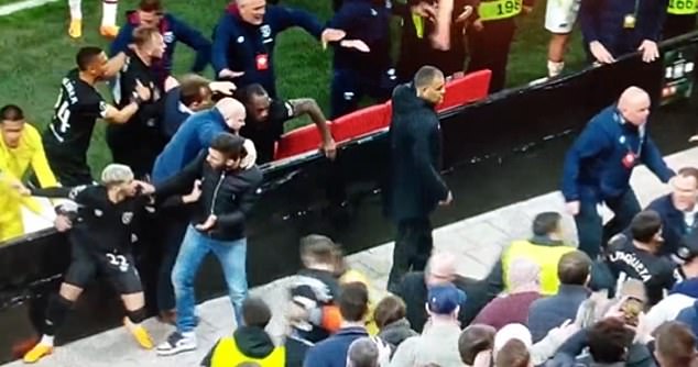 Sốc trước cảnh người nhà cầu thủ West Ham bị CĐV côn đồ AZ Alkmaar tấn công - Ảnh 5.