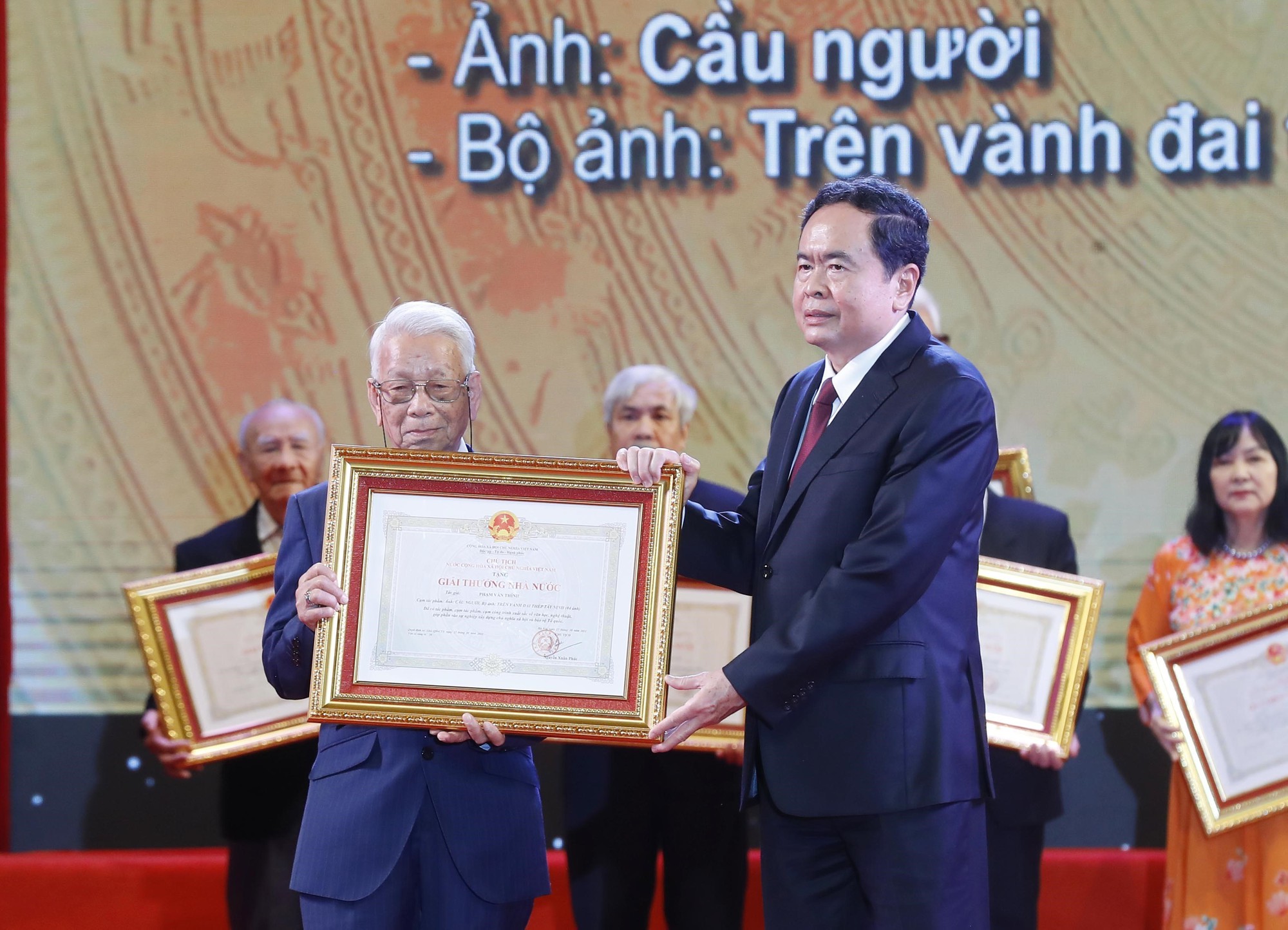 Lễ trao tặng Giải thưởng Hồ Chí Minh, Giải thưởng Nhà nước về văn học, nghệ thuật năm 2022 - Ảnh 8.