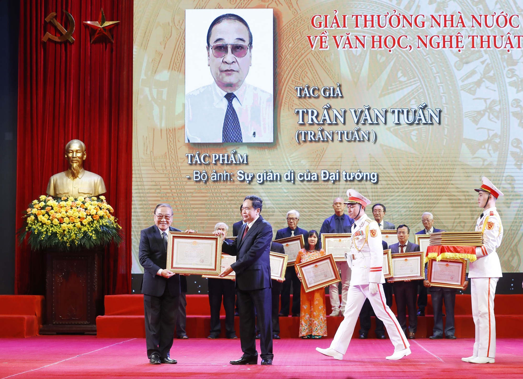 Lễ trao tặng Giải thưởng Hồ Chí Minh, Giải thưởng Nhà nước về văn học, nghệ thuật năm 2022 - Ảnh 3.