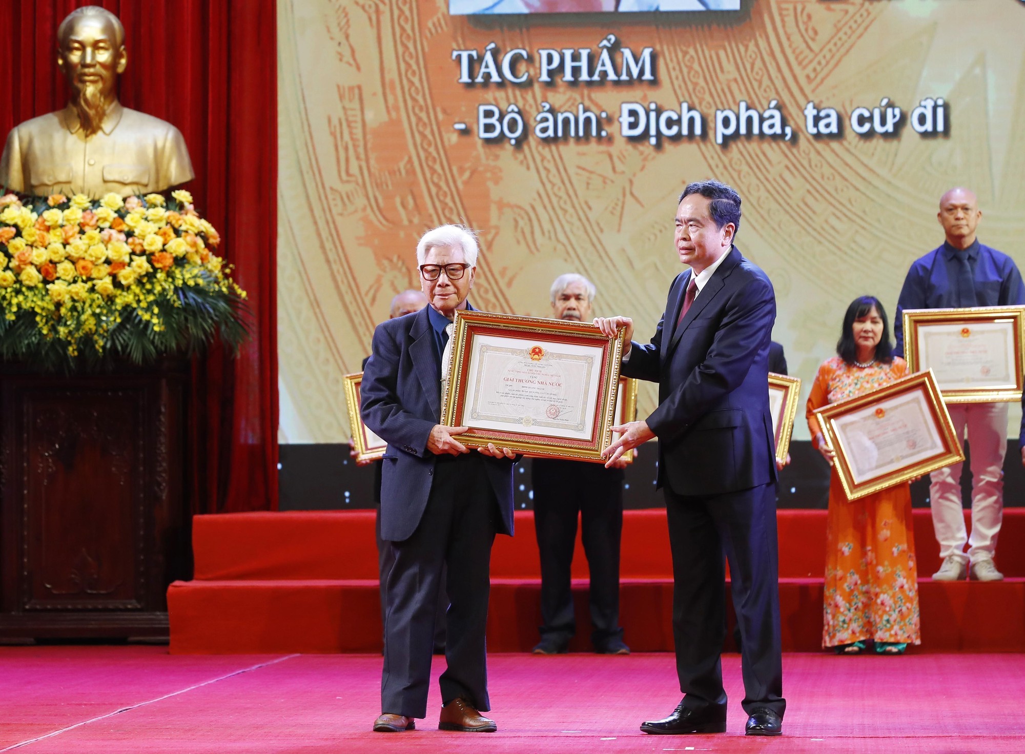 Lễ trao tặng Giải thưởng Hồ Chí Minh, Giải thưởng Nhà nước về văn học, nghệ thuật năm 2022 - Ảnh 11.