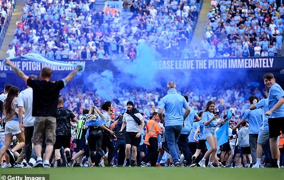 Toàn cảnh Man City ăn mừng chức vô địch Ngoại hạng Anh - Ảnh 6.