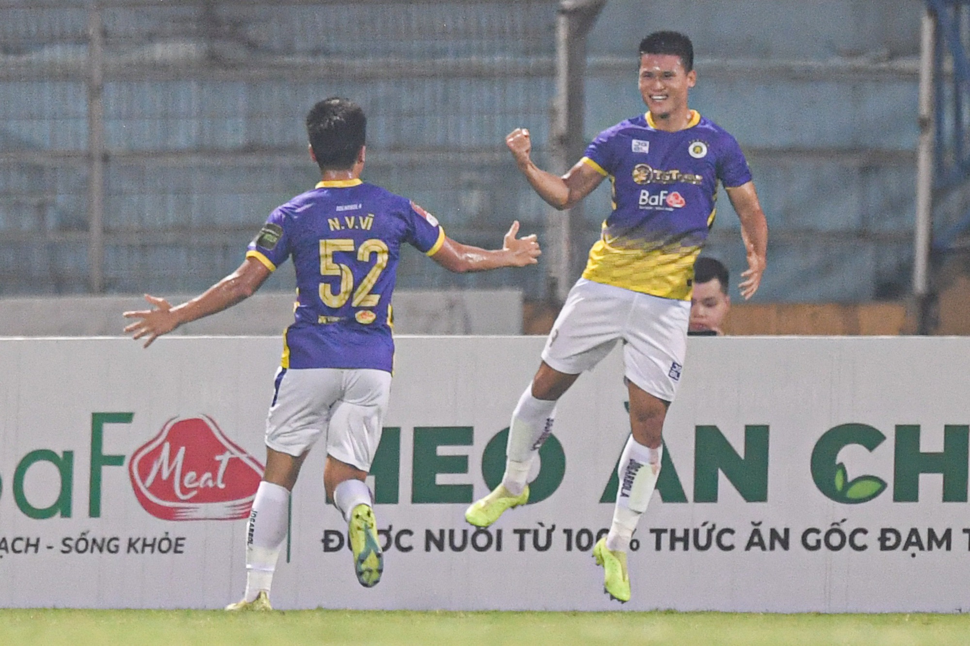 HLV Phan Thanh Hùng thở phào khi cầm hòa Hà Nội FC - Ảnh 2.