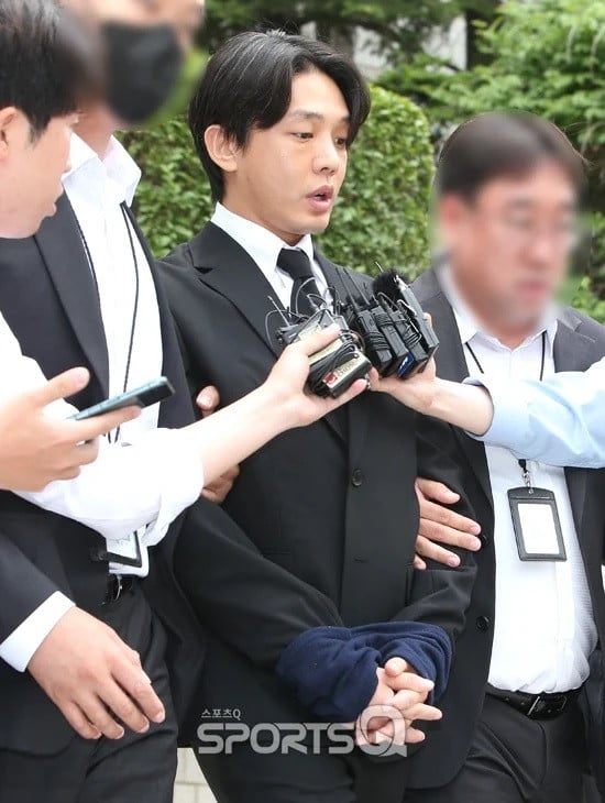 Yoo Ah In hầu tòa với hai tay bị trói, ân hận vì đã sử dụng ma túy - Ảnh 1.