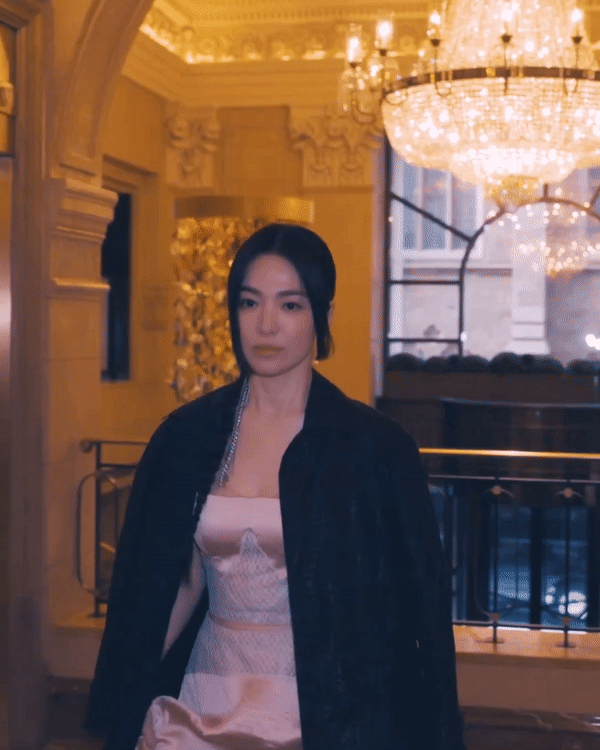 Song Hye Kyo gây chú ý trong clip hậu trường Met Gala 2023: Phải zoom thật kỹ cận mặt và hình slow motion mới thấy điểm trừ này - Ảnh 7.
