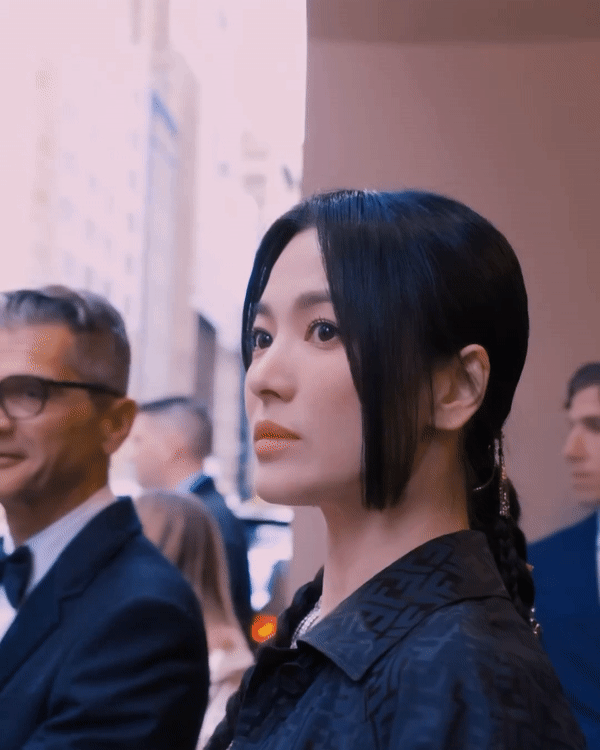 Song Hye Kyo gây chú ý trong clip hậu trường Met Gala 2023: Phải zoom thật kỹ cận mặt và hình slow motion mới thấy điểm trừ này - Ảnh 8.