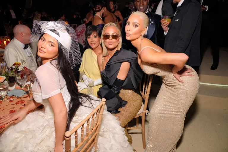 Xót của thay cho Kim Kardashian: Bộ đầm 50.000 viên ngọc trai, chưa kịp lên thảm đỏ Met Gala đã te tua - Ảnh 13.