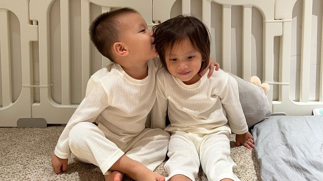 'Tan chảy' trước loạt khoảnh khắc của cặp sinh đôi nhà Hà Hồ: Lisa mới hơn 2 tuổi đã biết chăm em trai, thái độ của Leon với chị cũng đáng chú ý