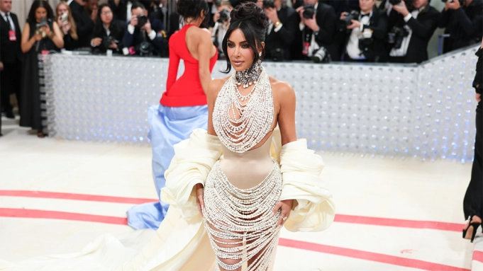 Xót của thay cho Kim Kardashian: Bộ đầm 50.000 viên ngọc trai, chưa kịp lên thảm đỏ Met Gala đã te tua - Ảnh 1.