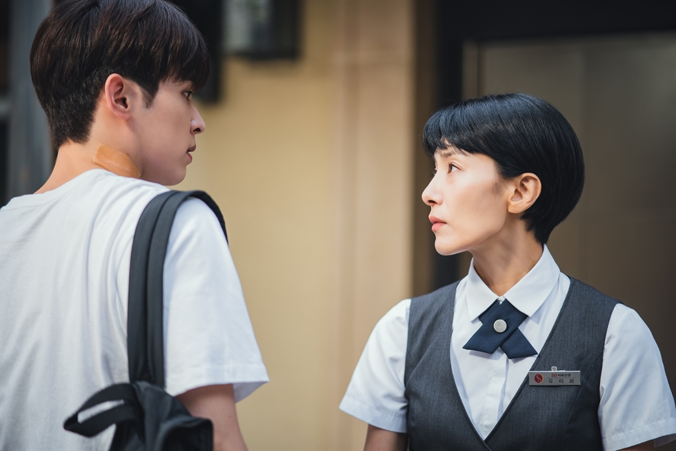 Phim Hàn thoát rating 0% nhờ nam chính đóng cảnh nóng với đàn chị hơn 26 tuổi, netizen khen “đẹp đôi tới điên rồ” - Ảnh 3.