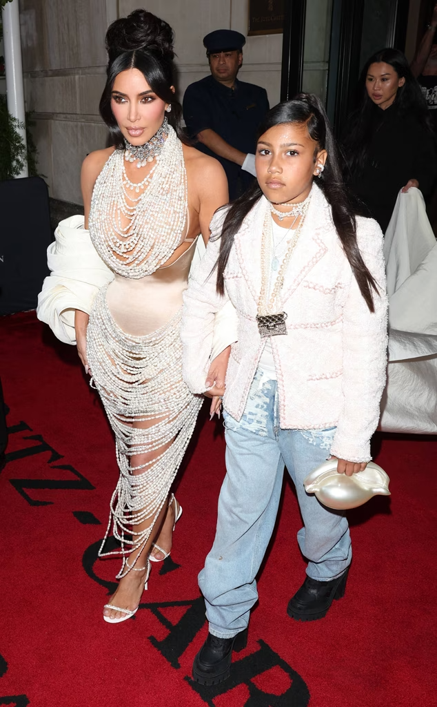 Xót của thay cho Kim Kardashian: Bộ đầm 50.000 viên ngọc trai, chưa kịp lên thảm đỏ Met Gala đã te tua - Ảnh 8.