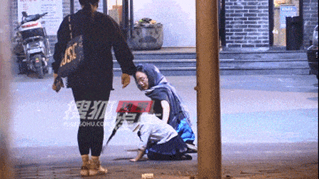 Lộ ảnh Châu Tấn hẹn hò trai trẻ, có hành động lạ trên đường phố - Ảnh 3.