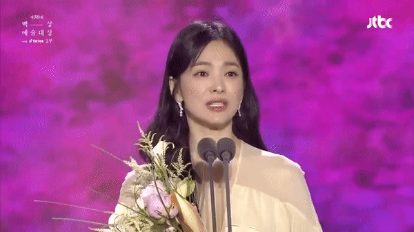 Clip gây bão: Park Bo Gum có loạt biểu cảm kìm nén khi Song Hye Kyo phát biểu nhận giải, liệu có liên quan tới lùm xùm 2 ngôi sao ngoại tình? - Ảnh 5.