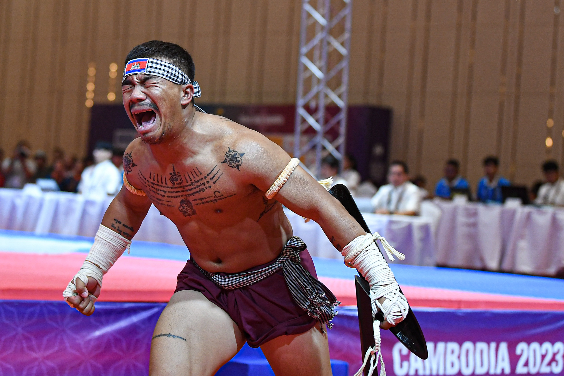 Võ sĩ Campuchia gào thét khi giành tấm huy chương vàng ở môn võ lạ - Ảnh 8.
