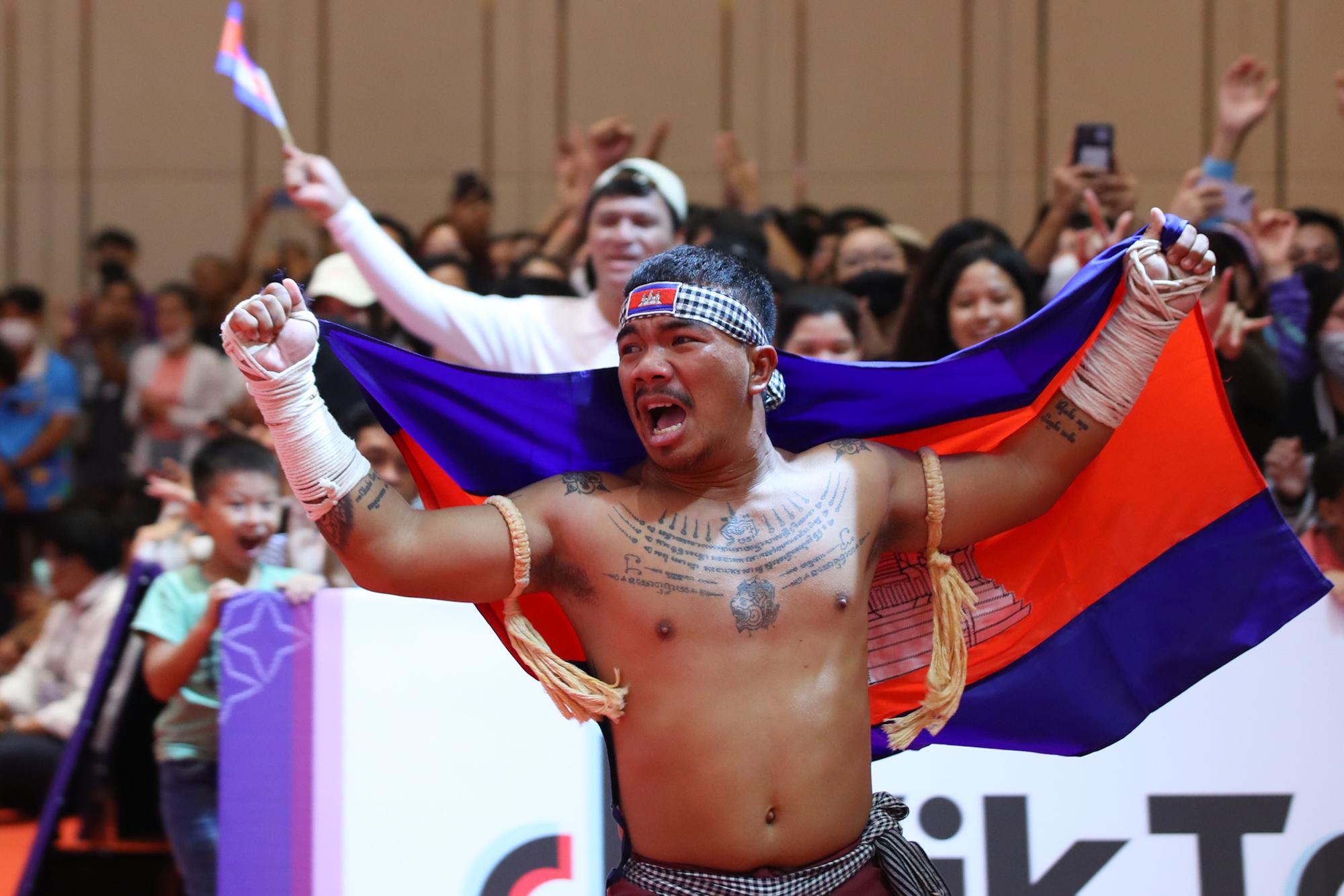 Võ sĩ Campuchia gào thét khi giành tấm huy chương vàng ở môn võ lạ - Ảnh 9.