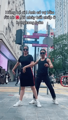 Mẹ bầu Khánh Thi nhảy cực sung cùng Phan Hiển trên phố đi bộ - Ảnh 1.