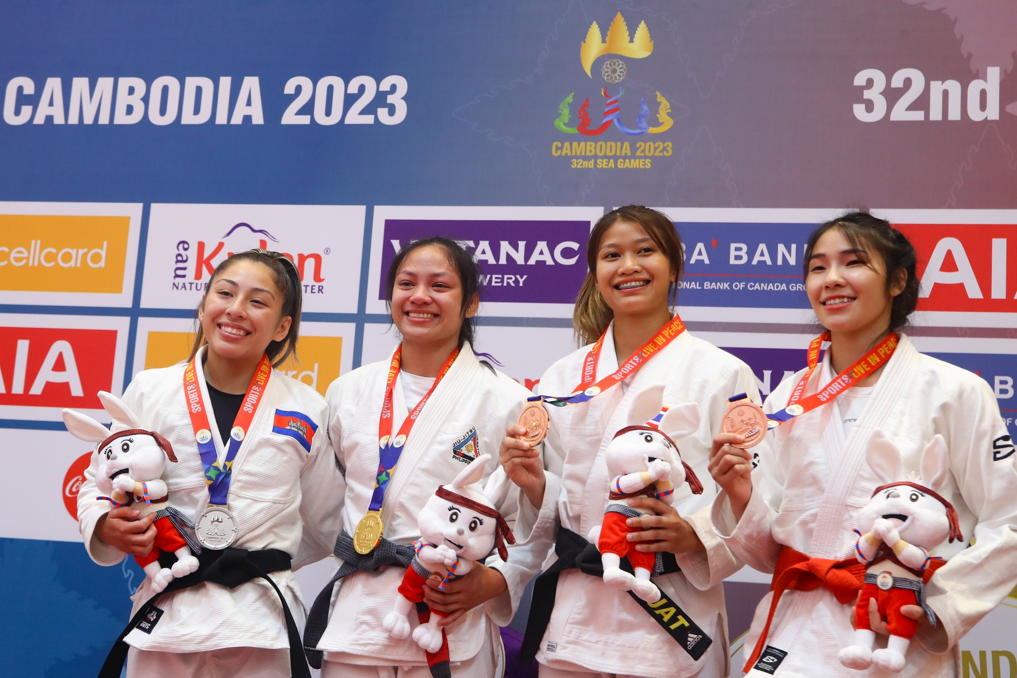 Bất ngờ thắng &quot;biểu tượng&quot; jujitsu Campuchia, nữ võ sĩ Philippines bật khóc trên bục nhận huy chương - Ảnh 8.