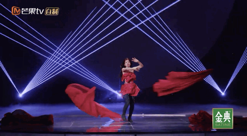 Chi Pu khoe cận visual 'đỉnh chóp' trên show Trung, màn thay váy trên sân khấu gây bão  - Ảnh 8.