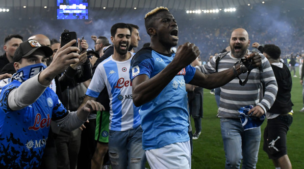 Napoli CHÍNH THỨC đăng quang sớm tại Serie A: CĐV tràn vào sân tạo ra không khí cực nhiệt - Ảnh 4.