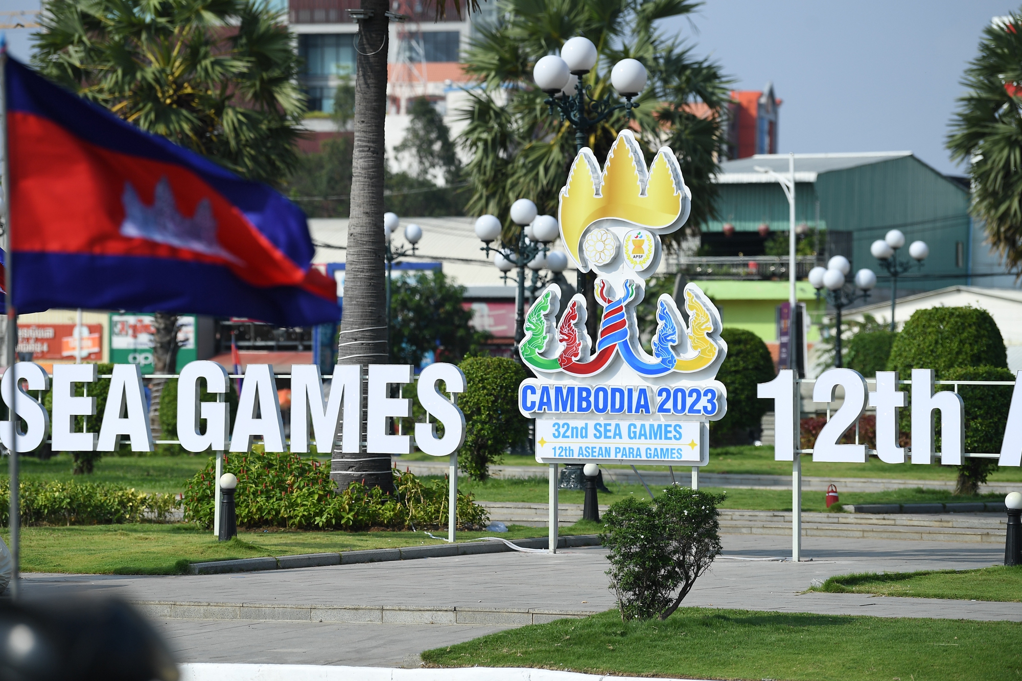 Đường phố Phnom Penh rực rỡ sắc màu sẵn sàng cho lễ khai mạc SEA Games 2023 - Ảnh 1.