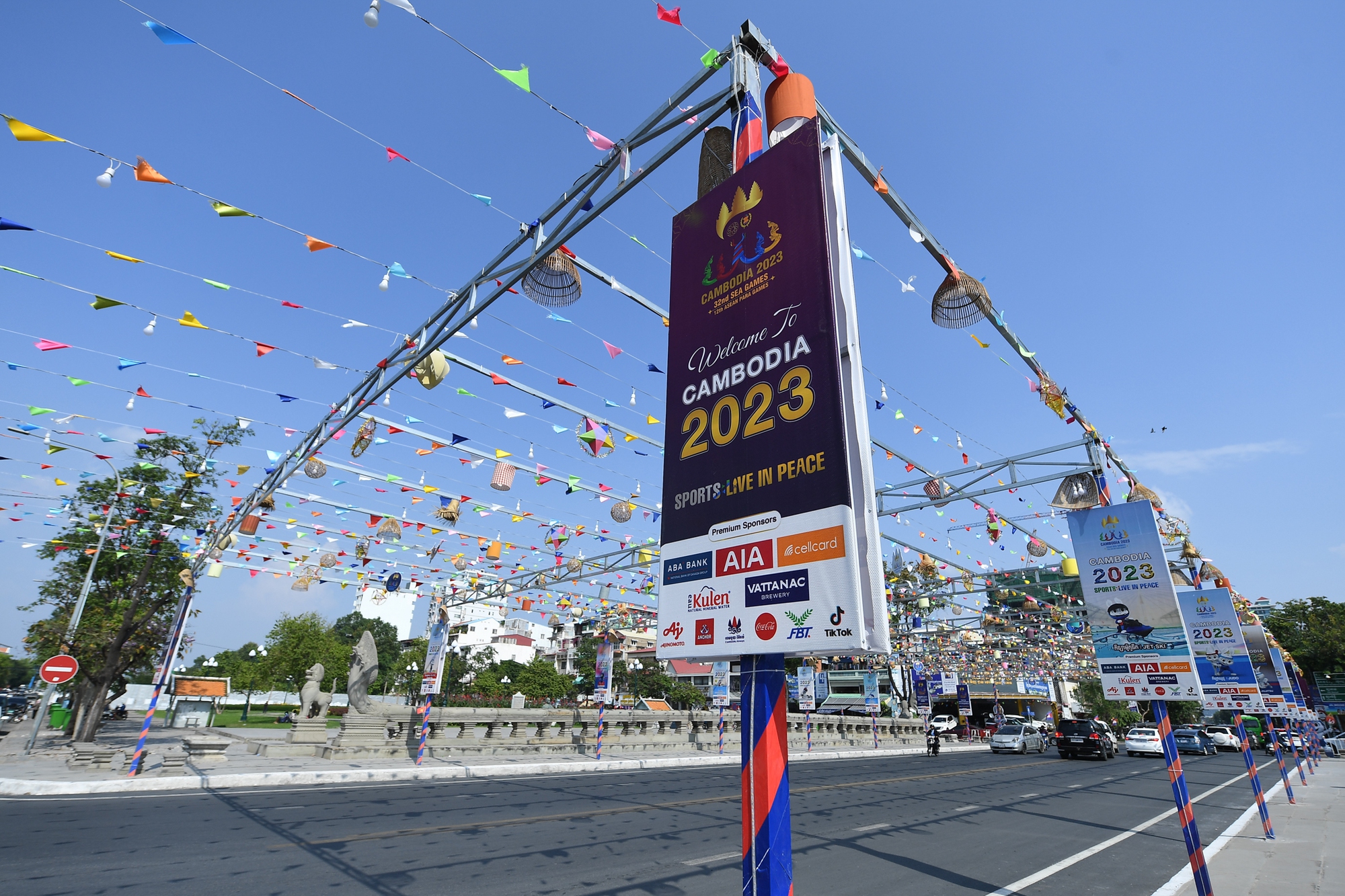 Đường phố Phnom Penh rực rỡ sắc màu sẵn sàng cho lễ khai mạc SEA Games 2023 - Ảnh 2.